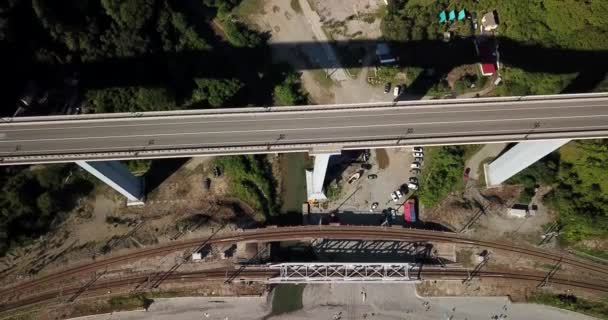 Luchtfoto Beeldmateriaal Van Auto Rijden Langs Bochtige Bergweg Pass Door — Stockvideo