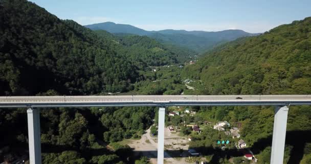 Imágenes Material Aéreo Coches Conduciendo Largo Sinuosa Carretera Paso Montaña — Vídeos de Stock