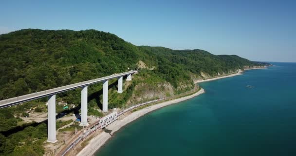 Luchtfoto Beeldmateriaal Van Auto Rijden Langs Bochtige Bergweg Pass Door — Stockvideo