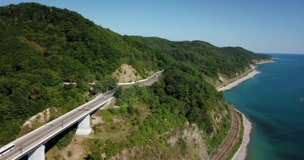 Luchtfoto Beeldmateriaal Van Auto Rijden Langs Bochtige Bergweg Pass Door — Stockvideo