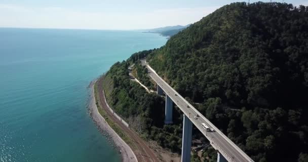 Magazzino Aereo Filmato Auto Guida Lungo Strada Tortuosa Passo Montagna — Video Stock