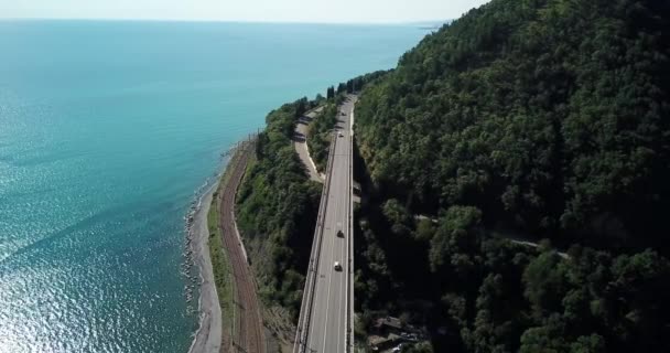 Letecké Stopáže Auta Jízdy Klikaté Horské Silnici Průchodu Lesem Soči — Stock video