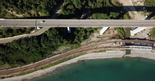 Luchtfoto Beeldmateriaal Van Auto Rijden Langs Bochtige Bergweg Pass Door — Stockvideo