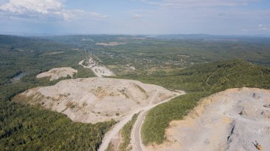 Madeni havadan görünümü yukarıdan Rusya'da yer alır. Bu alan bakır, gümüş, altın ve diğer mineraller için mayınlı.