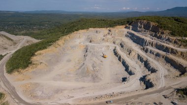 Madeni havadan görünümü yukarıdan Rusya'da yer alır. Bu alan bakır, gümüş, altın ve diğer mineraller için mayınlı.