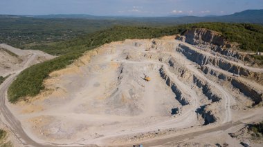 Madeni havadan görünümü yukarıdan Rusya'da yer alır. Bu alan bakır, gümüş, altın ve diğer mineraller için mayınlı.