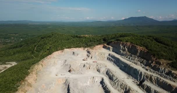从矿井上方的鸟瞰图位于俄罗斯 该地区已开采铜 黄金和其他矿产 — 图库视频影像