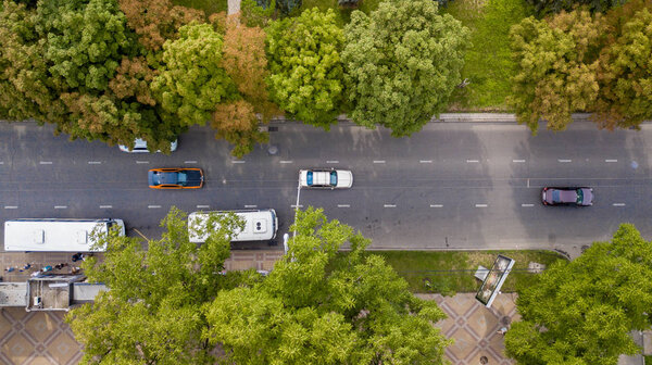 Вид сверху на автомобильный перекрёсток, движение в час пик с автомобилями на дороге
.