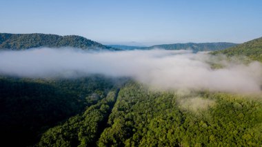 Epik hava uçuş bulutlar dağ Sunrise güzel sabahı aracılığıyla. Tepeler ilham verici motivasyonel doğa arka plan.