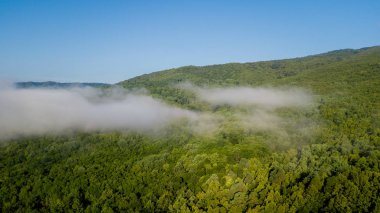 Epik hava uçuş bulutlar dağ Sunrise güzel sabahı aracılığıyla. Tepeler ilham verici motivasyonel doğa arka plan.