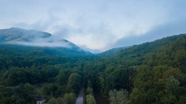 Epik hava uçuş bulutlar dağ Sunrise güzel sabahı aracılığıyla. Tepeler ilham verici motivasyonel doğa arka plan.
