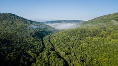 Epik hava uçuş bulutlar dağ Sunrise güzel sabahı aracılığıyla. Tepeler ilham verici motivasyonel doğa arka plan.