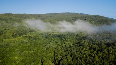 Epik hava uçuş bulutlar dağ Sunrise güzel sabahı aracılığıyla. Tepeler ilham verici motivasyonel doğa arka plan.