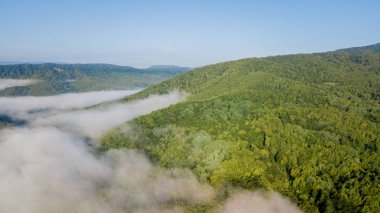 Epik hava uçuş bulutlar dağ Sunrise güzel sabahı aracılığıyla. Tepeler ilham verici motivasyonel doğa arka plan.