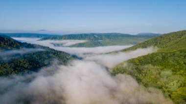 Epik hava uçuş bulutlar dağ Sunrise güzel sabahı aracılığıyla. Tepeler ilham verici motivasyonel doğa arka plan.