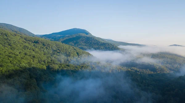Epik Hava Uçuş Bulutlar Dağ Sunrise Güzel Sabahı Aracılığıyla Tepeler — Stok fotoğraf