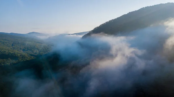 Epik Hava Uçuş Bulutlar Dağ Sunrise Güzel Sabahı Aracılığıyla Tepeler — Stok fotoğraf