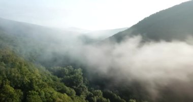 4 k epik hava uçuş bulutlar dağ Sunrise güzel sabahı aracılığıyla. Tepeler ilham verici motivasyonel doğa arka plan.