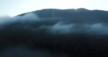 4 k epik hava uçuş bulutlar dağ Sunrise güzel sabahı aracılığıyla. Tepeler ilham verici motivasyonel doğa arka plan.