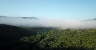 4 k epik hava uçuş bulutlar dağ Sunrise güzel sabahı aracılığıyla. Tepeler ilham verici motivasyonel doğa arka plan.