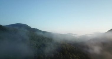 4 k epik hava uçuş bulutlar dağ Sunrise güzel sabahı aracılığıyla. Tepeler ilham verici motivasyonel doğa arka plan.