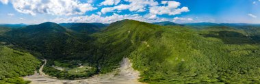 Hava manzara panoramik fotoğraf 360 derece-in Kafkas Dağları, ormanları, nehir.