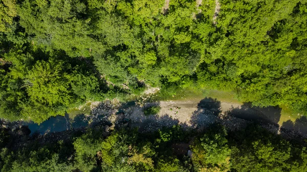 Antenowe Top Dół Widok Gór Kaukazu Lasu Drzew Drogi Bezpośrednio — Zdjęcie stockowe