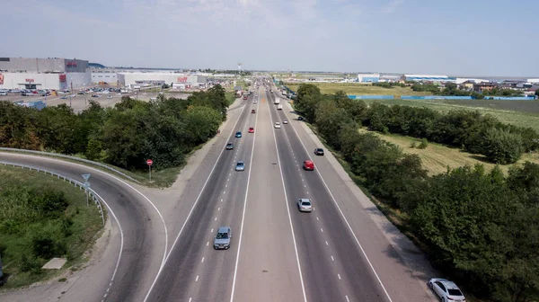 高架高速道路 ロータリーに移動車の空中ショット — ストック写真