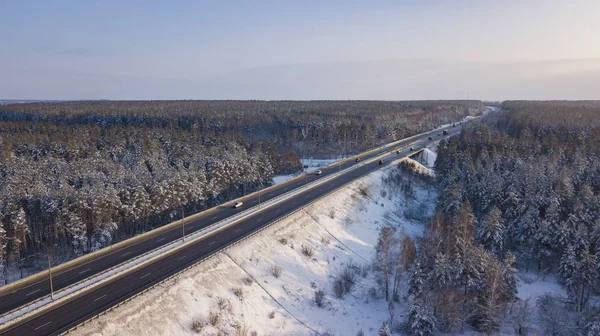 Winter Luftaufnahme von Verkehrsknotenpunkt, Bundesstraße in Russland — Stockfoto