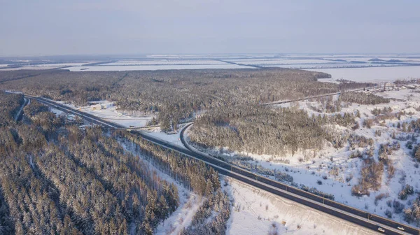 Winter Luftaufnahme von Verkehrsknotenpunkt, Bundesstraße in Russland — Stockfoto