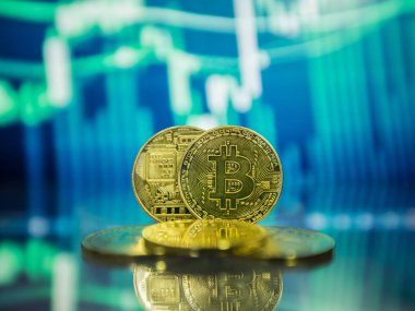 Bitcoin para yığını, bulanık arka plan üzerine
