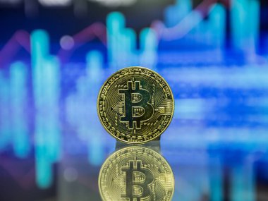 Bitcoin altın sikke ve ufuk grafik arka planı.