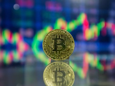 Altın bitcoin, iş grafiklerinin parlak arkaplanına istiflenmiş. Bitcoin kripto para birimi.