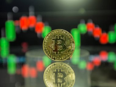 Altın bitcoin, iş grafiklerinin parlak arkaplanına istiflenmiş. Bitcoin kripto para birimi.