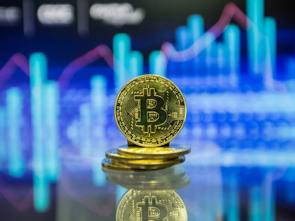 Kripto para birimi, blockchain veya dijital para kavramı: altın sikke, Bitcoin Btc