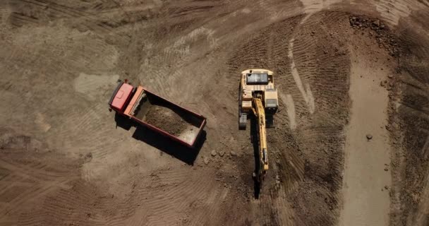 挖掘机的鸟图将沙子倒进卡车. — 图库视频影像