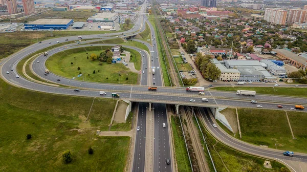 Widok z lotu ptaka miasta, autostrady, skrzyżowania, drone strzał. — Zdjęcie stockowe