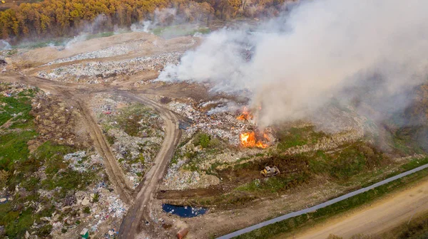 Luchtfoto van illegale stortplaats in het forest. Milieuvervuiling aft. — Stockfoto