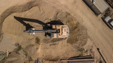 Ağır ekipman hareketli ve kırmızı kil toprak düzleştirme arazi sınıflandırma.