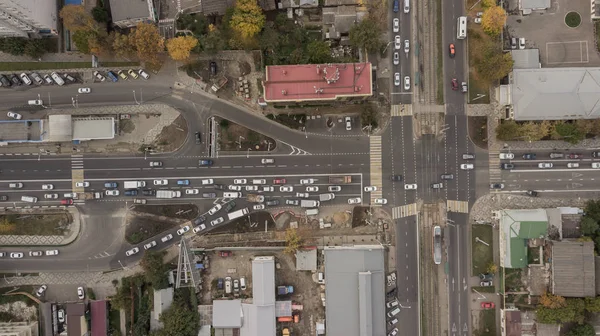 Vista aérea de arriba hacia abajo del paso elevado de la carretera de transporte — Foto de Stock