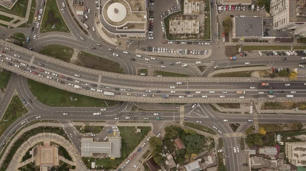 Vista aérea del cruce de carreteras, intersecciones, carreteras, puentes —  Fotos de Stock