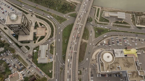 道路の分岐点、交差点、道路、橋の空撮 — ストック写真