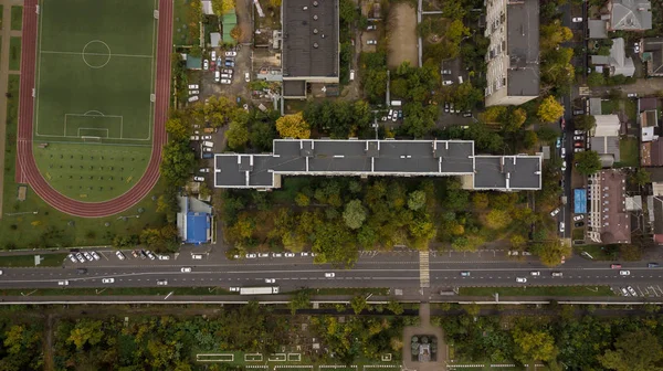 Вид сверху вниз на здания, улицы с автомобилями в городе Соснодар, Россия — стоковое фото
