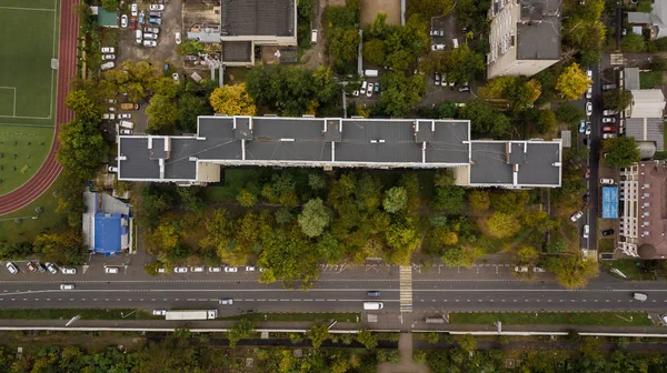 Вид сверху вниз на здания, улицы с автомобилями в городе Соснодар, Россия — стоковое фото