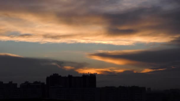 Lapso de tempo de pôr-do-sol nublado com a cidade no fundo — Vídeo de Stock
