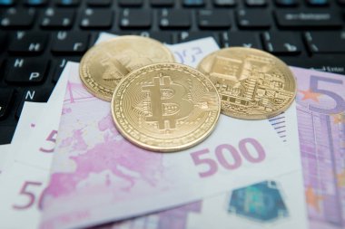 Altın Bitcoin Euro banknot üzerinde. Sanal para biriminin sembolik görüntü.