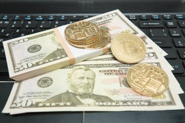 Altın bitcoin para bize dolar kapatın. Sanal para biriminin sembolik görüntü.