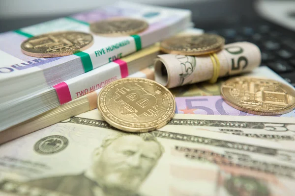 Altın bitcoin arka plan. Bitcoin cryptocurrency. Yüksek çözünürlüklü fotoğraf.