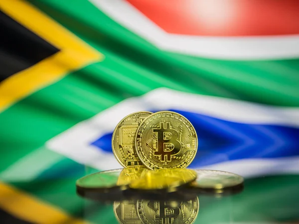 Bitcoin altın sikke ve Güney Afrika arka plan ufuk bayrağı. Sanal cryptocurrency kavramı.