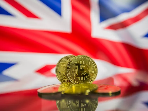 Bitcoin altın sikke ve İngiltere arka plan ufuk bayrağı. Sanal cryptocurrency kavramı.